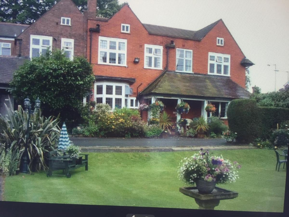 Barons Court Hotel Wolverhampton Exterior photo