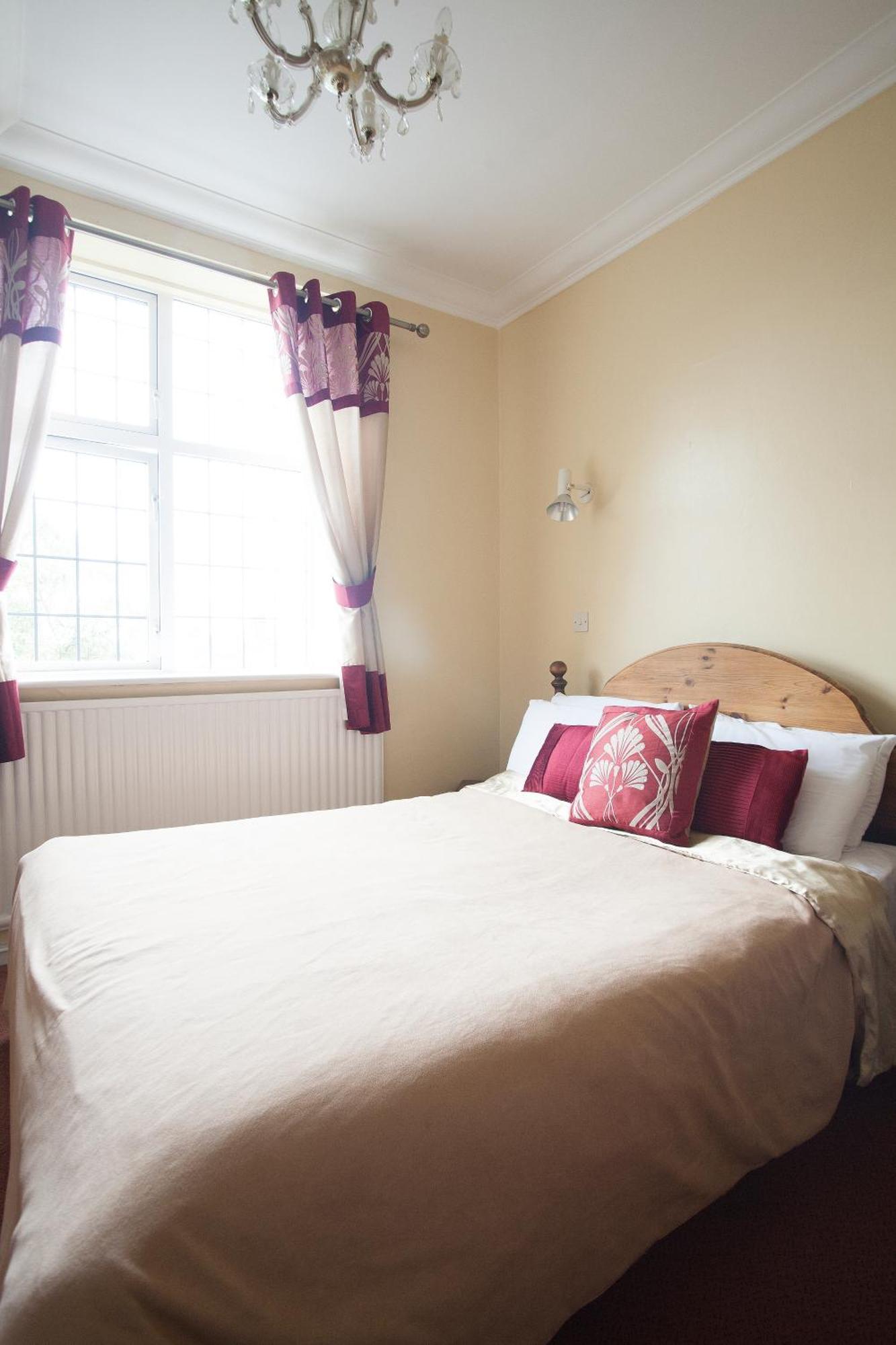 Barons Court Hotel Wolverhampton Exterior photo