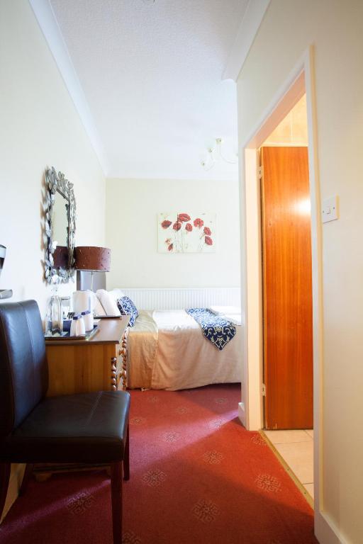 Barons Court Hotel Wolverhampton Room photo