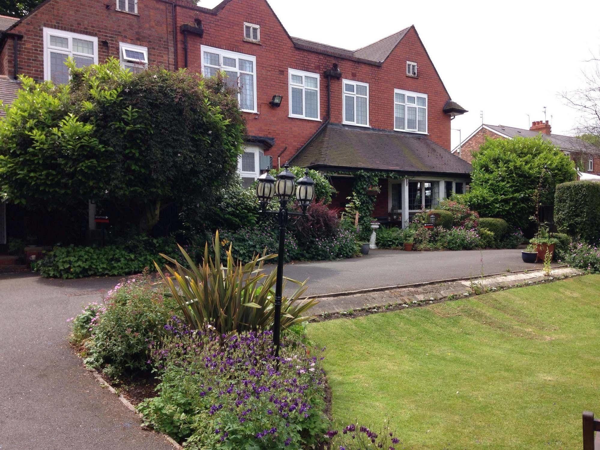 Barons Court Hotel Wolverhampton Exterior photo